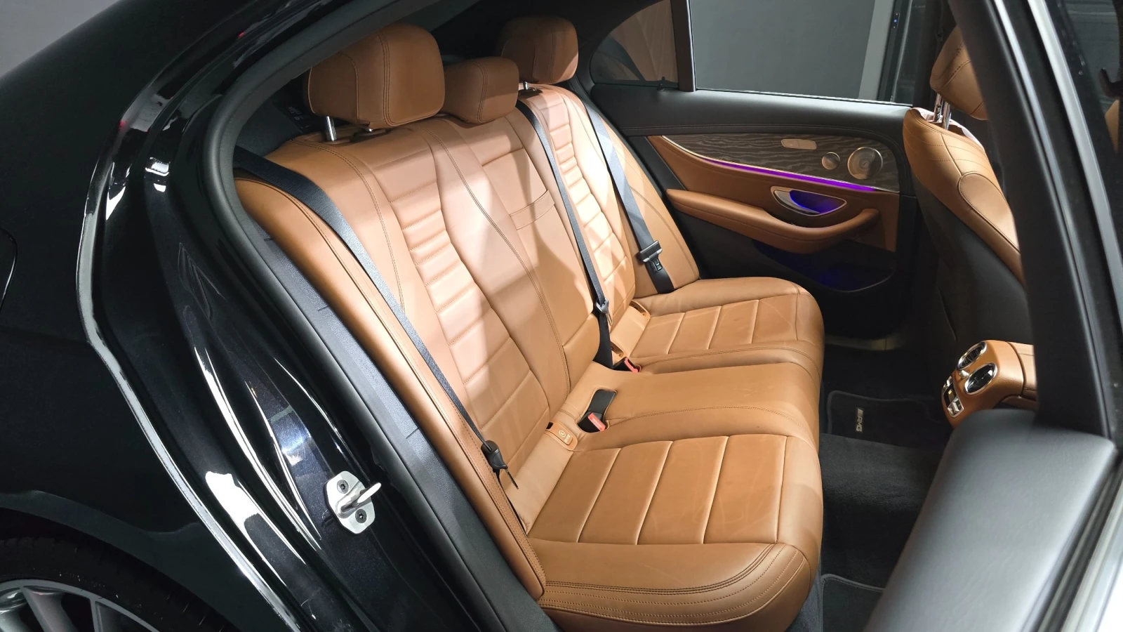 Mercedes-Benz E 350  AMG PACK / 360 / BURMESTER / AMBIENT / PANO , снимка 13 - Автомобили и джипове - 55394488