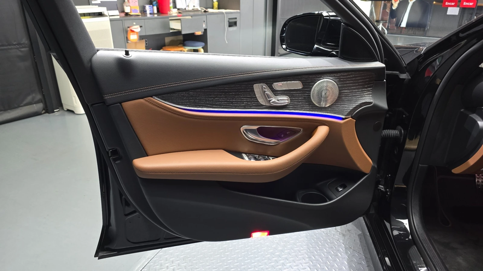 Mercedes-Benz E 350  AMG PACK / 360 / BURMESTER / AMBIENT / PANO , снимка 11 - Автомобили и джипове - 55394488