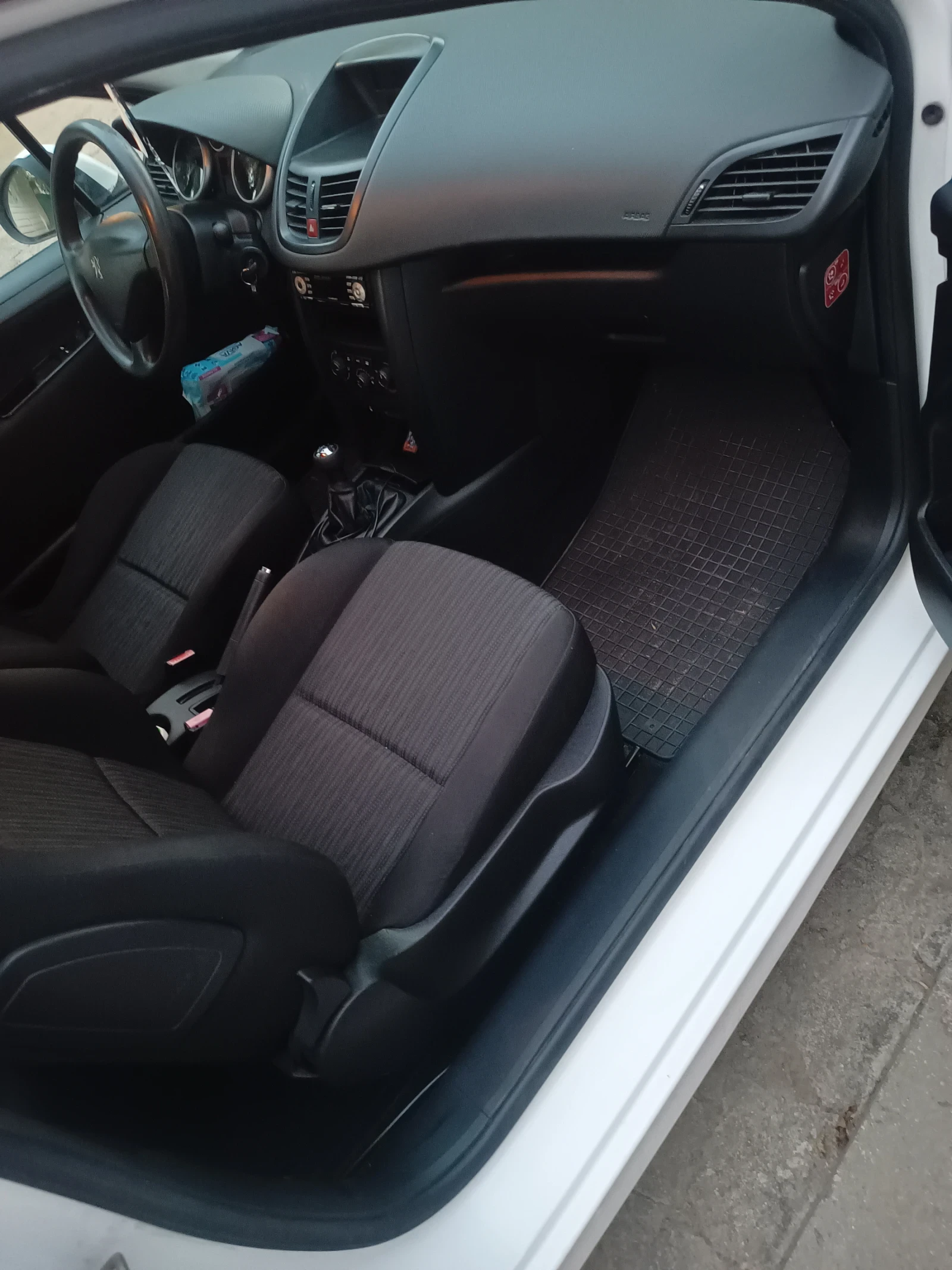 Peugeot 207 1.4 HDI, снимка 8 - Автомобили и джипове - 55829416