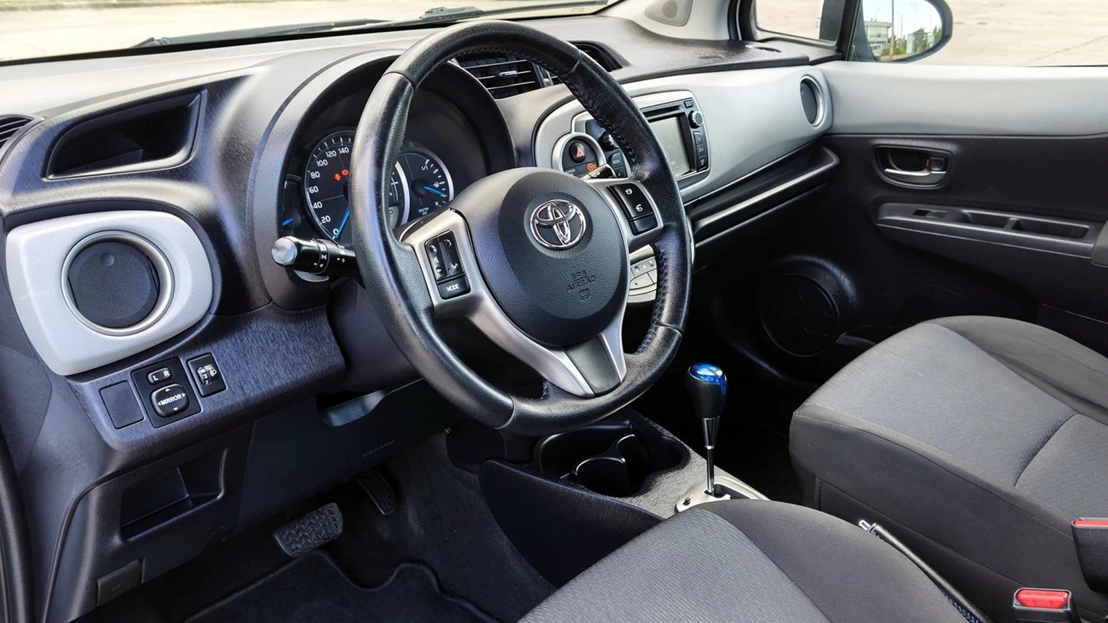 Toyota Yaris 1.5i Aut. , снимка 11 - Автомобили и джипове - 55847547