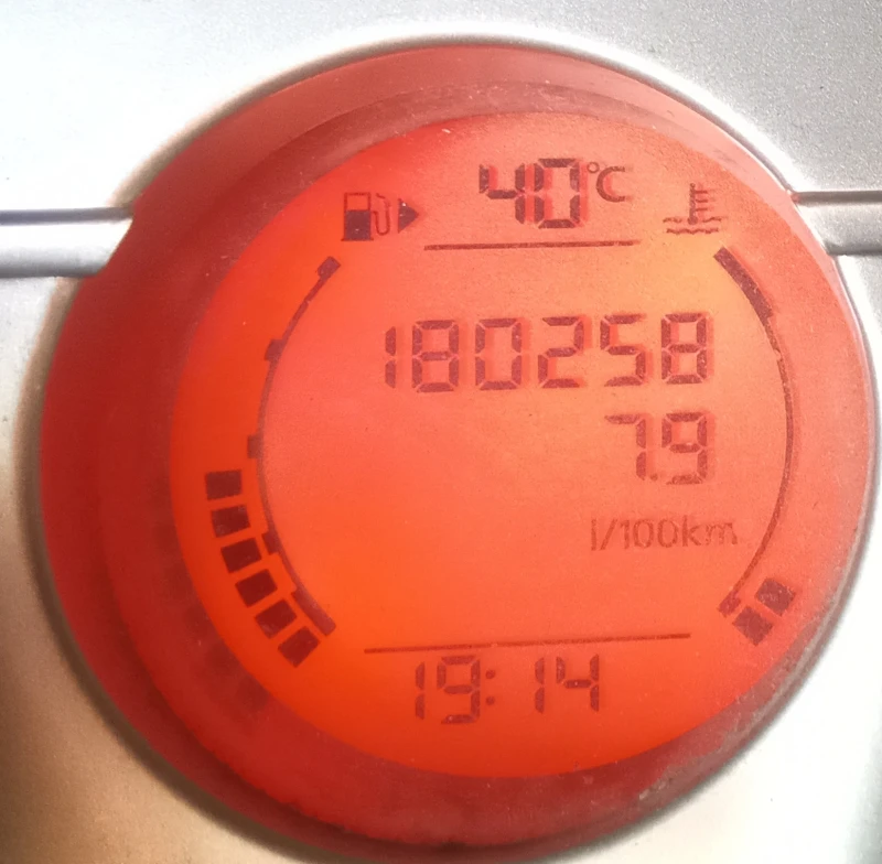 Nissan Qashqai, снимка 13 - Автомобили и джипове - 52259306