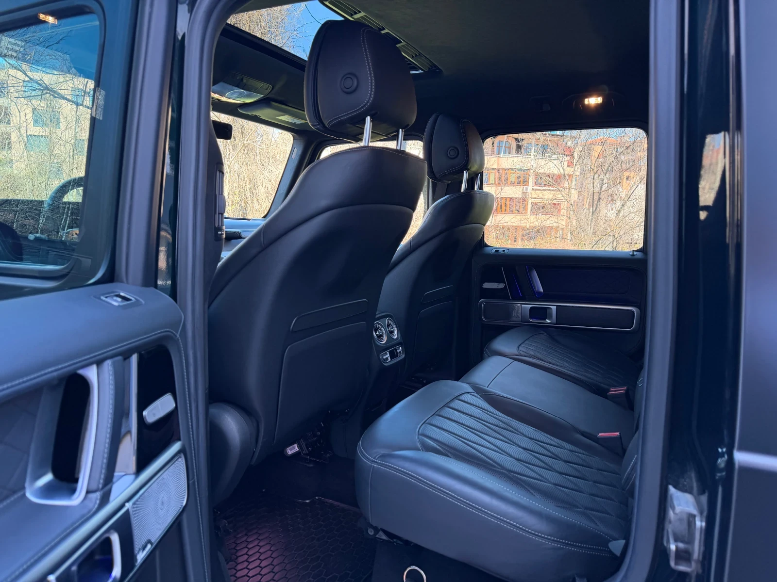 Mercedes-Benz G 500 AMG LINE / ВЕНТИЛАЦИЯ / 360 КАМЕРИ, снимка 11 - Автомобили и джипове - 54140173