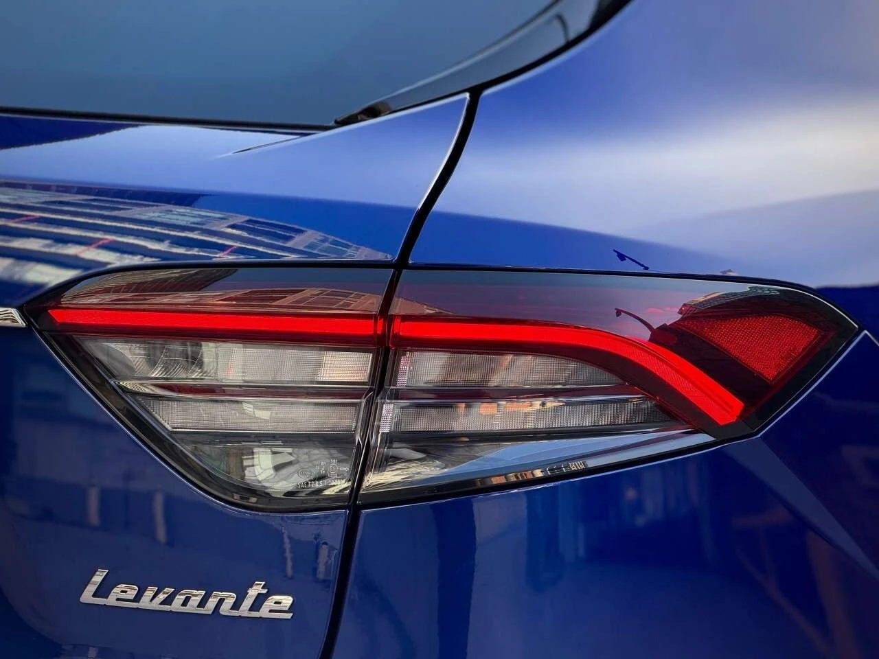 Maserati Levante ОБДУХВАНЕ / ЧЕРВЕНА КОЖА / ПАНОРАМА / ЦЕНА ДО БГ, снимка 9 - Автомобили и джипове - 54992504