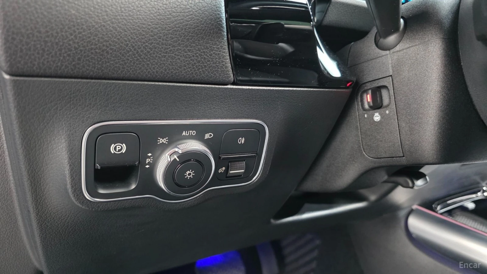 Mercedes-Benz GLA 220 ДИСТРОНИК* ПОДГРЕВ* КАМЕРА* AMBIENT* ПАНОРАМА* , снимка 15 - Автомобили и джипове - 55643723