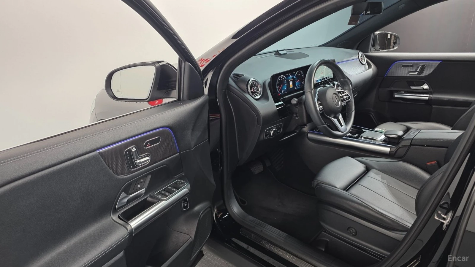 Mercedes-Benz GLA 220 ДИСТРОНИК* ПОДГРЕВ* КАМЕРА* AMBIENT* ПАНОРАМА* , снимка 8 - Автомобили и джипове - 55643723