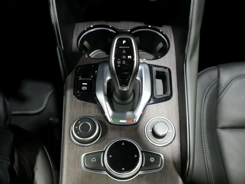 Alfa Romeo Giulia * CARFAX * ЦЕНА ДО БГ, снимка 14 - Автомобили и джипове - 53108305