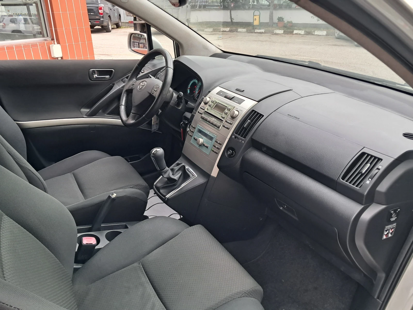 Toyota Corolla verso 2.2 D4D 136 ks vetiga., снимка 6 - Автомобили и джипове - 55233857
