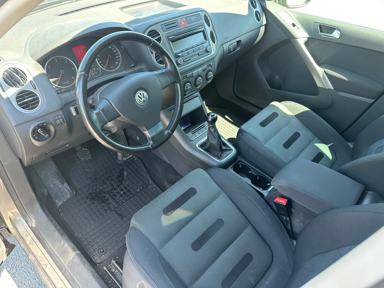 VW Tiguan Реални километри СЕРВИЗНА ИСТОРИЯ!!!, снимка 6 - Автомобили и джипове - 54424859