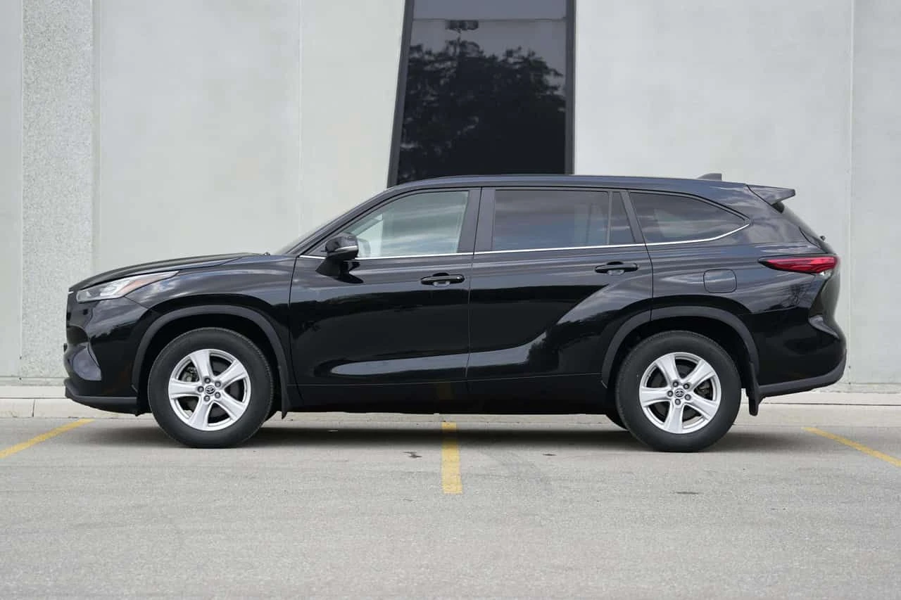 Toyota Highlander * LE AWD| 8 PASSENGER| CLEAN CARFAX| CARPLAY, снимка 3 - Автомобили и джипове - 55704296