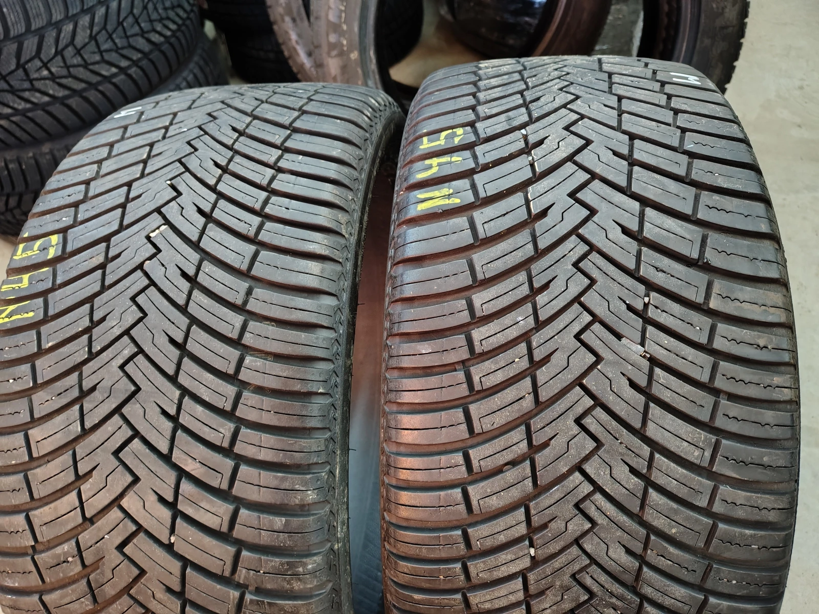 Гуми Всесезонни 235/35R19