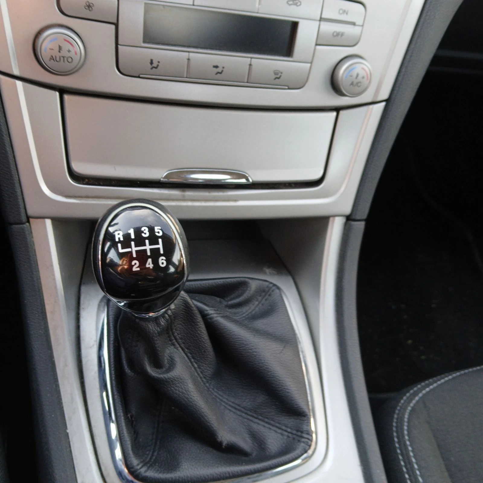 Ford Mondeo 1.8 TDCI (Напълно обслужена), снимка 17 - Автомобили и джипове - 53441355