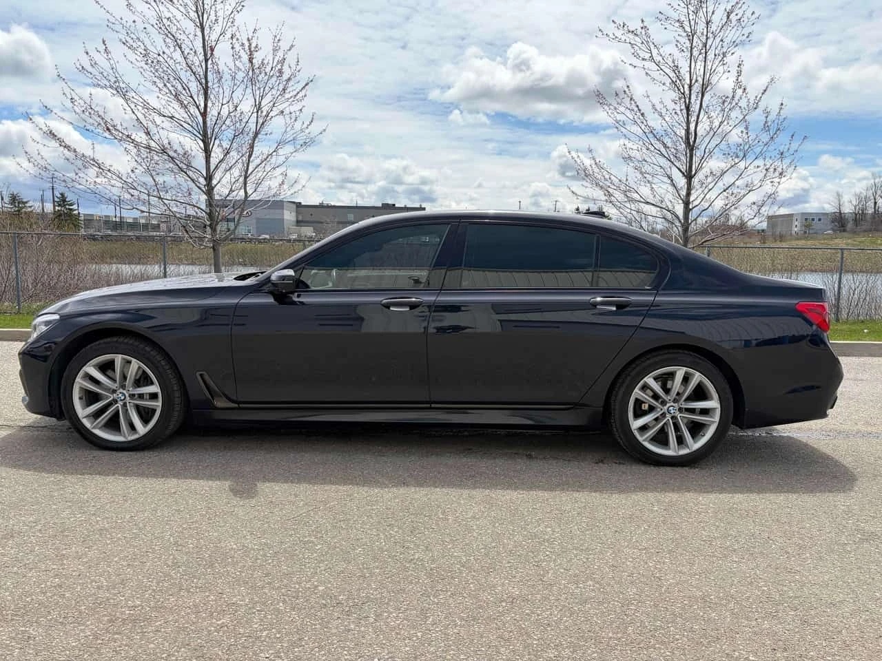 BMW 750 LONG * МАСАЖИ* ДИСТРОНИК* 360 КАМЕРА* ОБДУХВАНЕ* , снимка 2 - Автомобили и джипове - 54397196