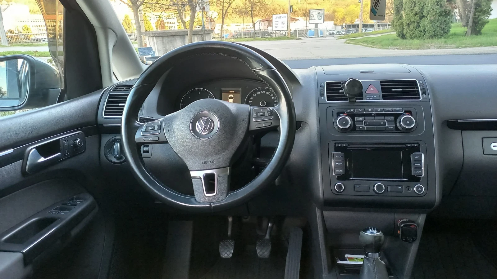 VW Touran 2.0tdi 140к.с, снимка 13 - Автомобили и джипове - 54498286