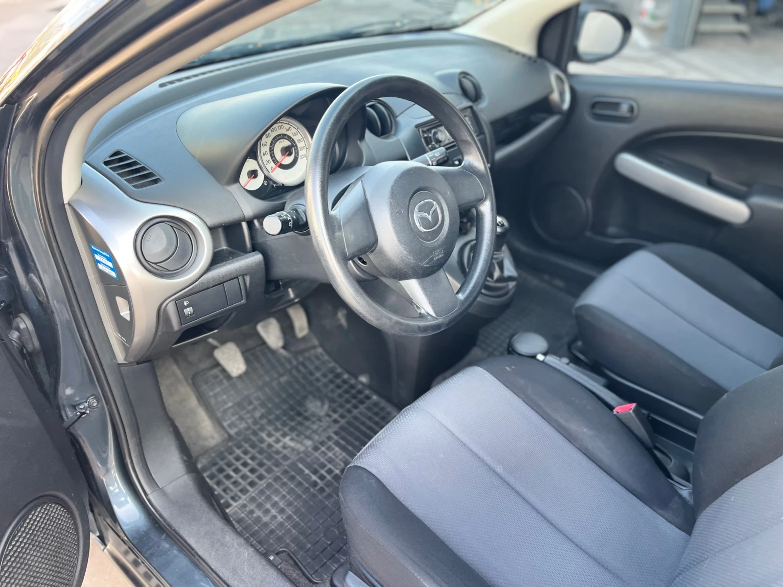 Mazda 2 1.3i, снимка 9 - Автомобили и джипове - 55601556
