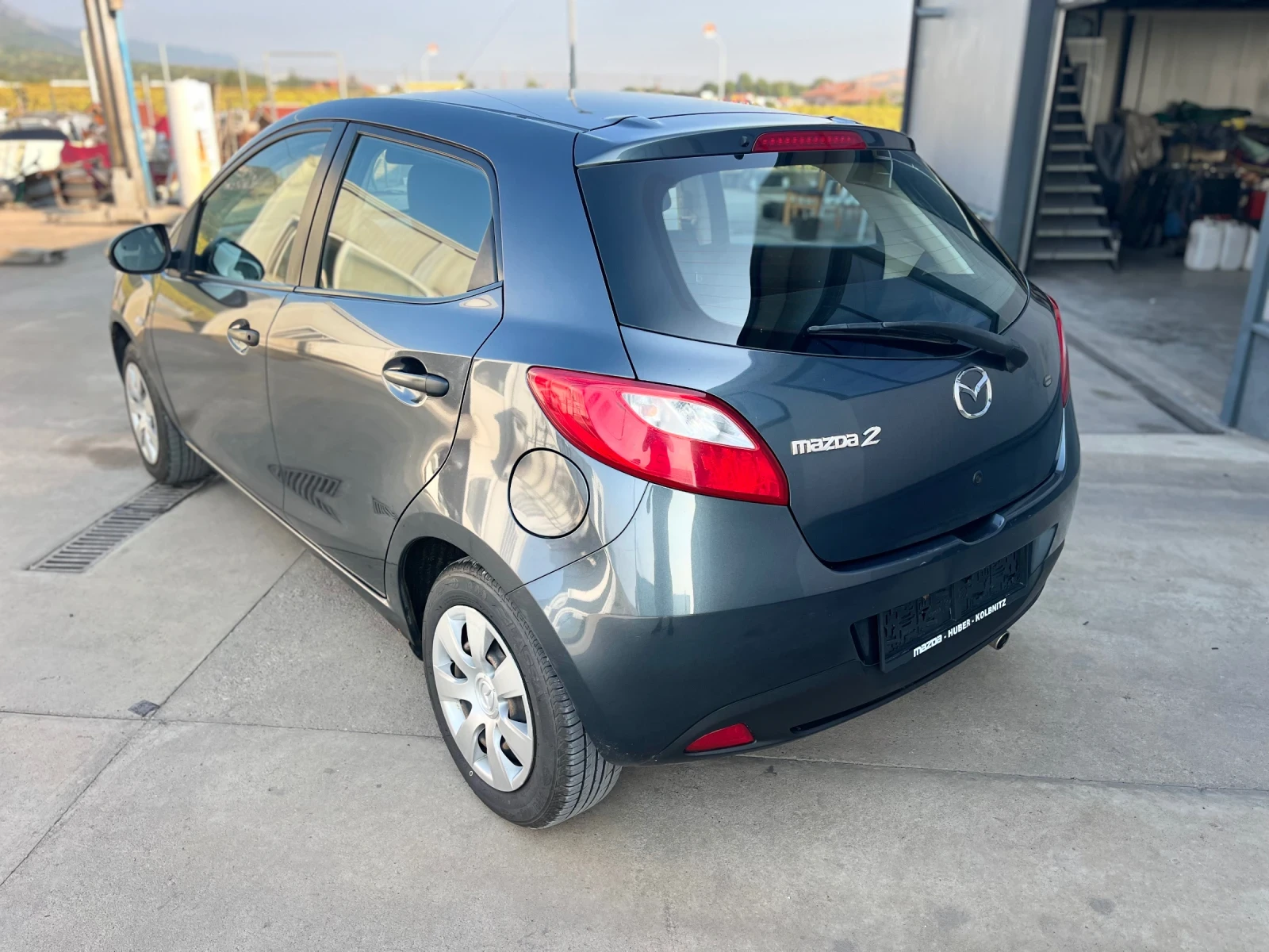 Mazda 2 1.3i, снимка 5 - Автомобили и джипове - 55601556