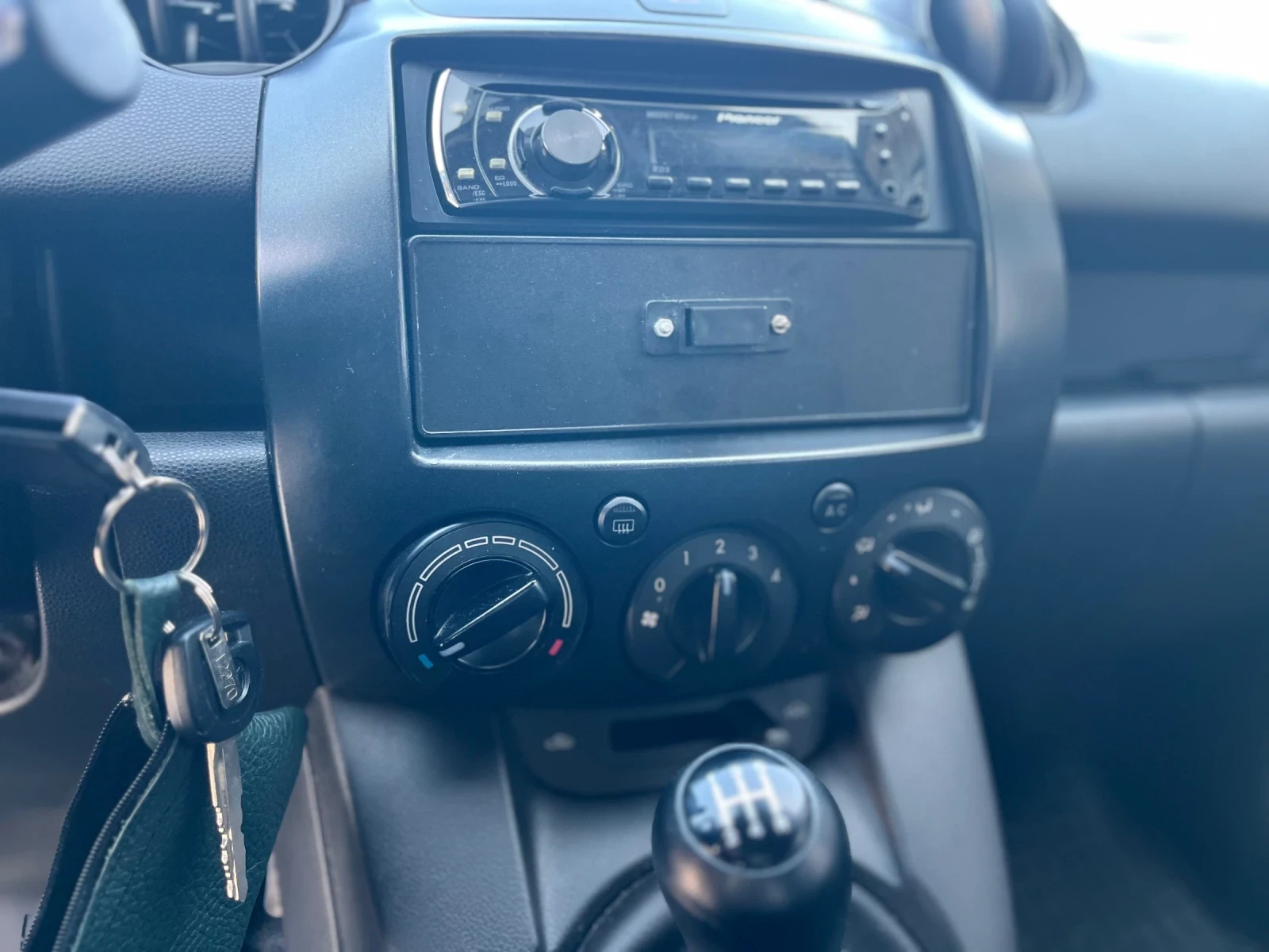 Mazda 2 1.3i, снимка 11 - Автомобили и джипове - 55601556