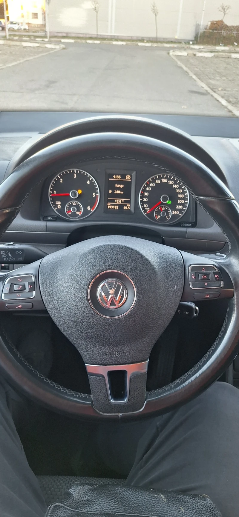 VW Touran 2.0 TDI, снимка 6 - Автомобили и джипове - 49545928