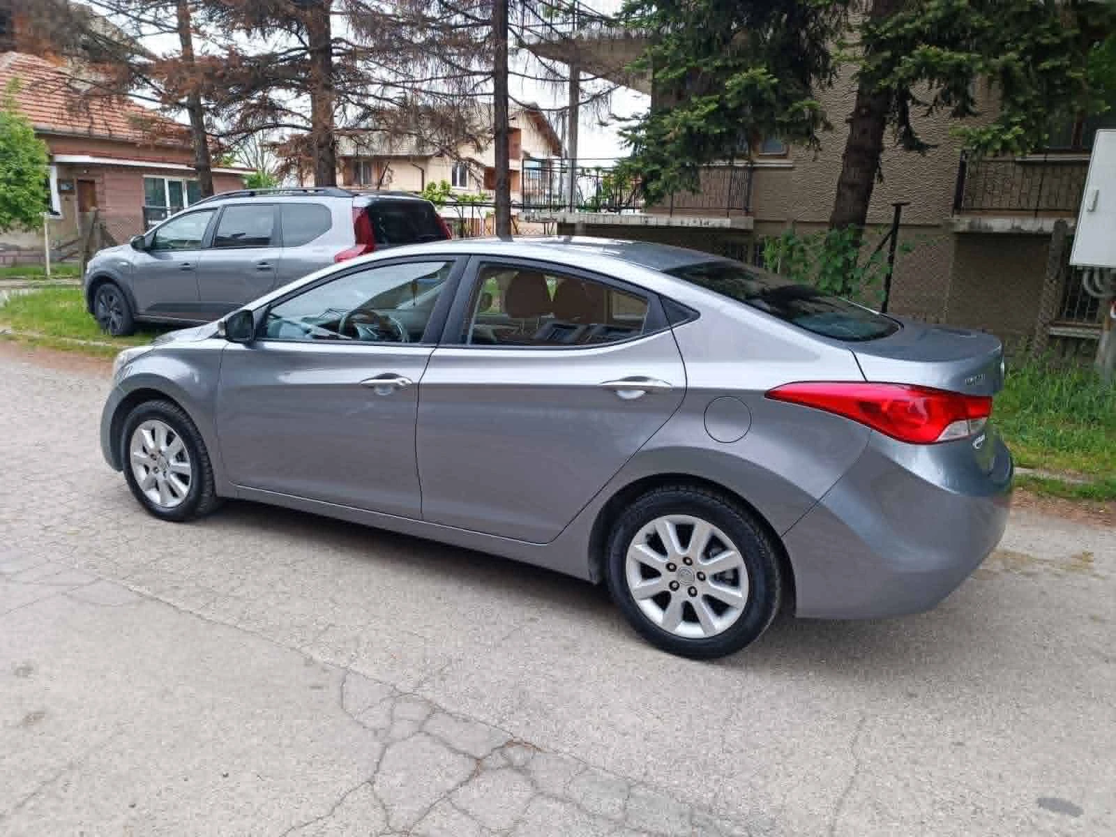 Hyundai Elantra 1.6, снимка 7 - Автомобили и джипове - 54620417