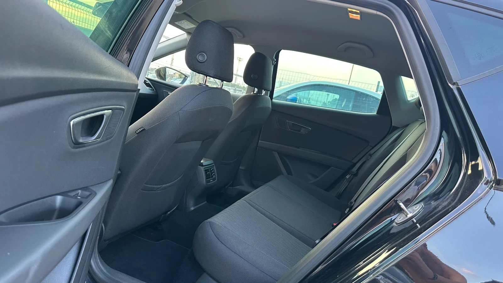 VW Golf Seat Leon 1.6tdi Sport! Нави! Лед! Топ състояние!, снимка 8 - Автомобили и джипове - 54796077