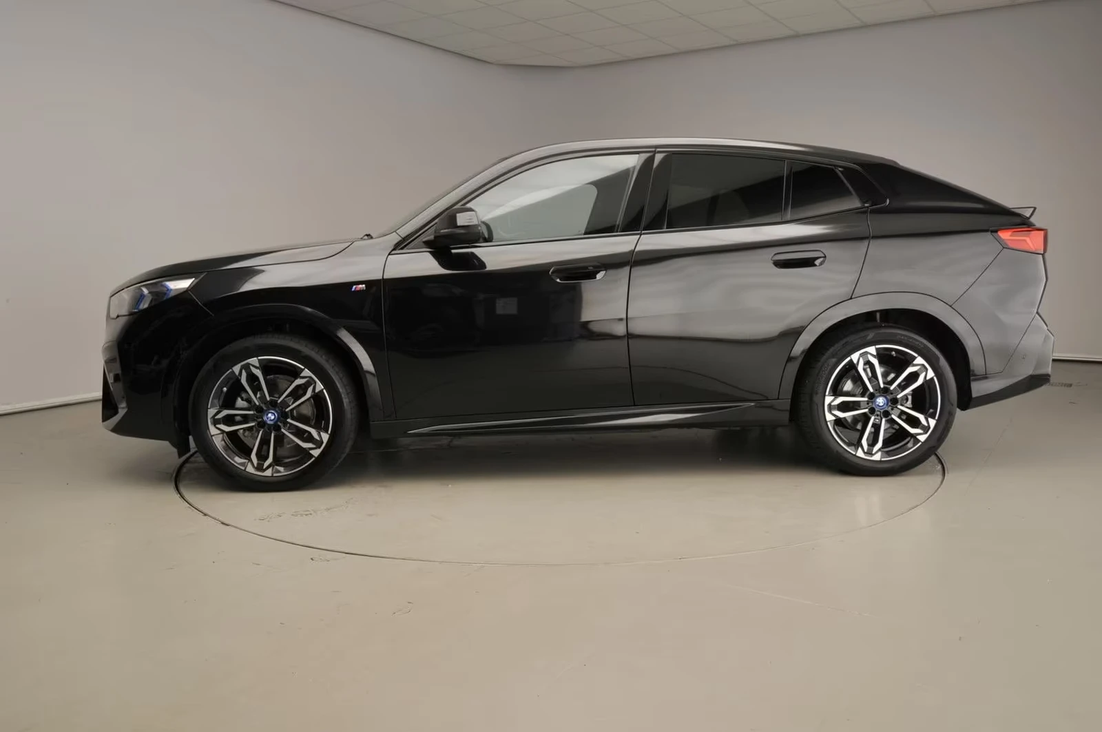 BMW iX2 eDrive 20 / M SPORT / H&K / CAMERA / , снимка 2 - Автомобили и джипове - 55476872