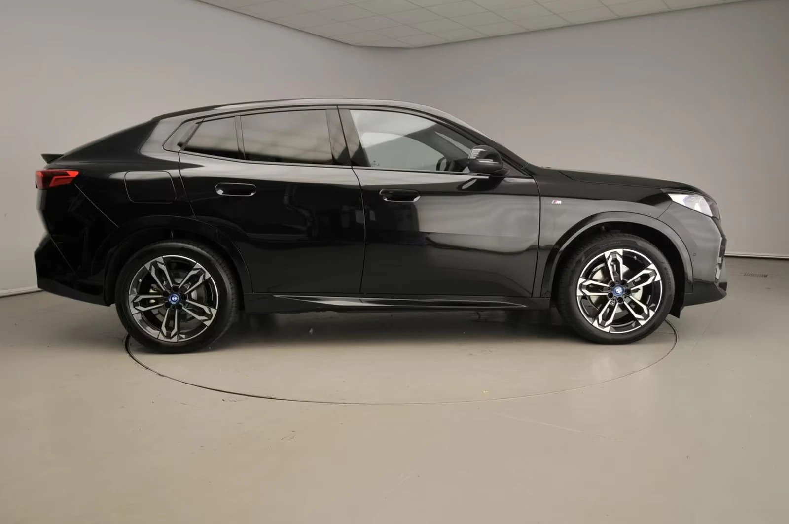 BMW iX2 eDrive 20 / M SPORT / H&K / CAMERA / , снимка 4 - Автомобили и джипове - 55476872