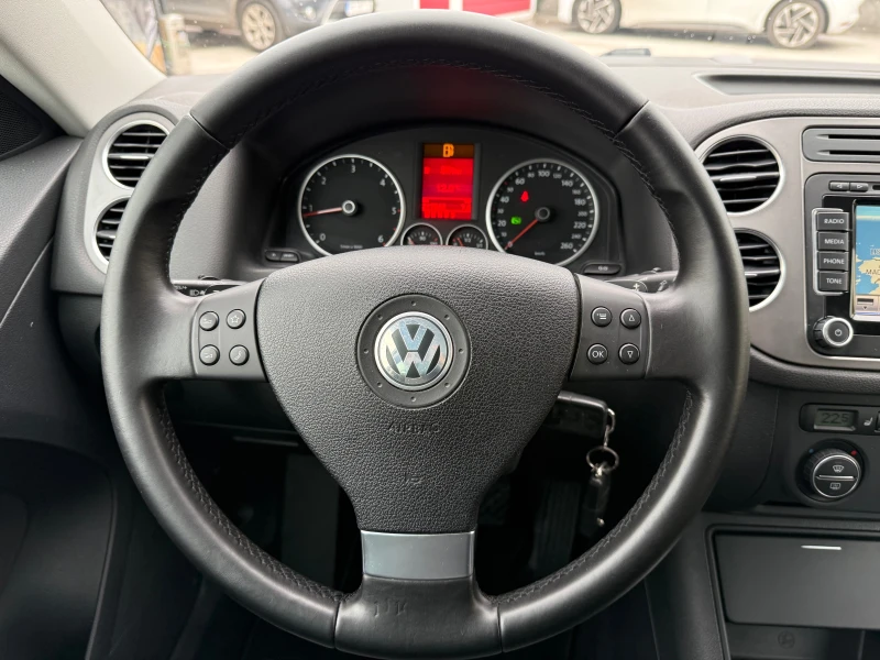 VW Tiguan 2.0TDI 4-MOTION FULL EXTRI !!! 100% РЕАЛНИ КМ !!!!, снимка 12 - Автомобили и джипове - 53275483