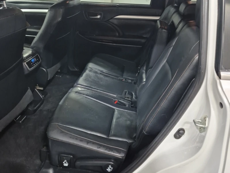 Toyota Highlander XLE * * ЧЕРЕН САЛОН * * 7 МЕСТА * * CARFAX * * , снимка 11 - Автомобили и джипове - 53370103