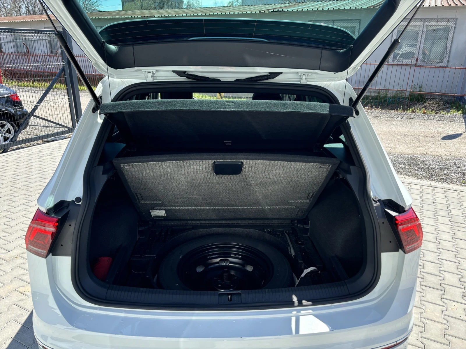 VW Tiguan R-LINE 147KW, снимка 15 - Автомобили и джипове - 54097587