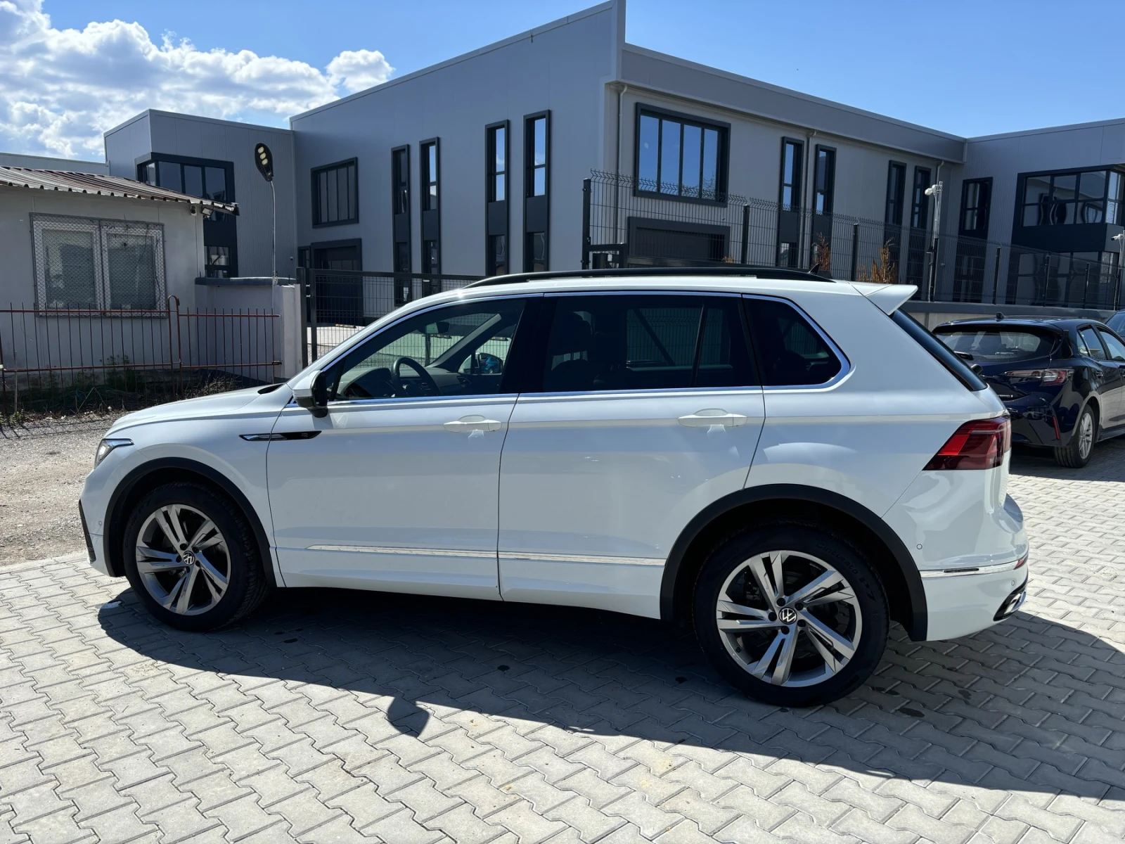 VW Tiguan R-LINE 147KW, снимка 4 - Автомобили и джипове - 54097587