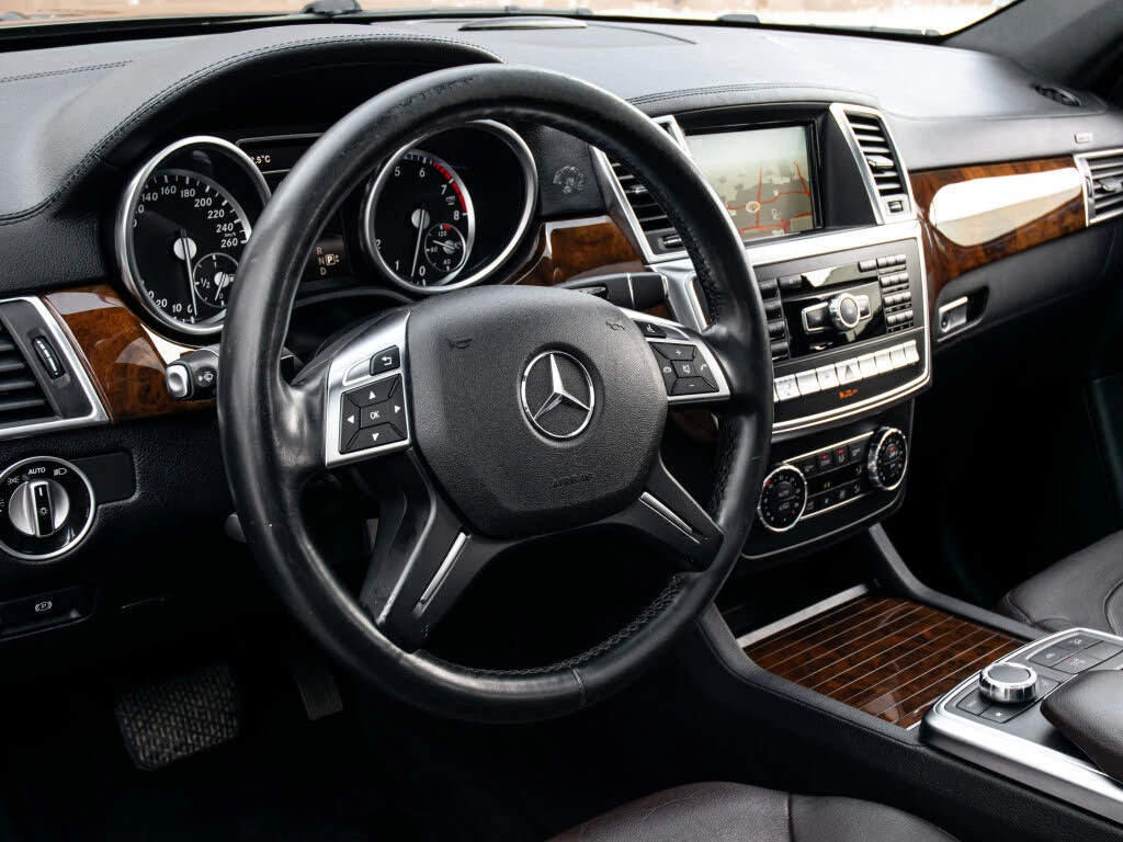 Mercedes-Benz GL 550 4MATIC* AMG* HARMAN* ОБДУХ* 360* ПАНО* КРАЙНА ЦЕНА, снимка 5 - Автомобили и джипове - 55856257