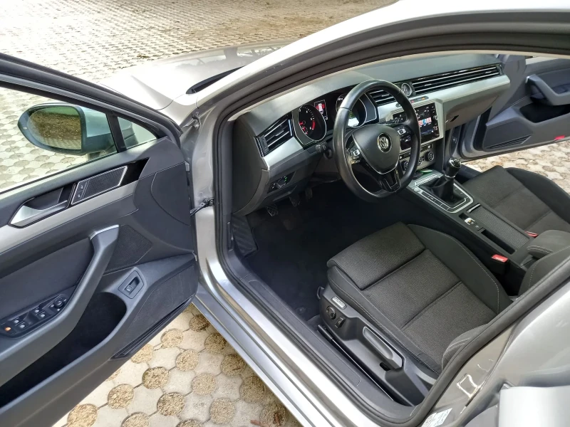 VW Passat 1.6TDI, снимка 12 - Автомобили и джипове - 47043249