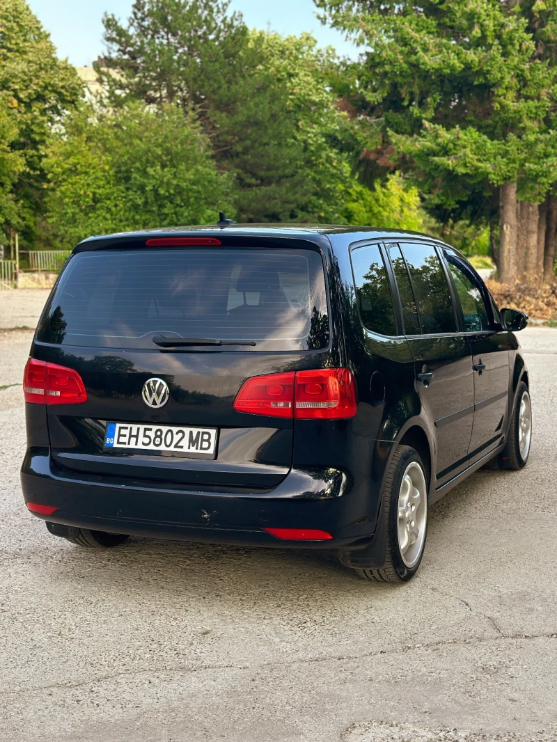 VW Touran ОБСЛУЖЕНА 100%, Всичко платено, снимка 6 - Автомобили и джипове - 52331515