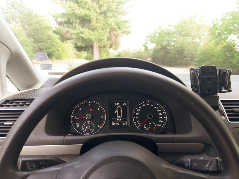 VW Touran ОБСЛУЖЕНА 100%, Всичко платено, снимка 8 - Автомобили и джипове - 52331515