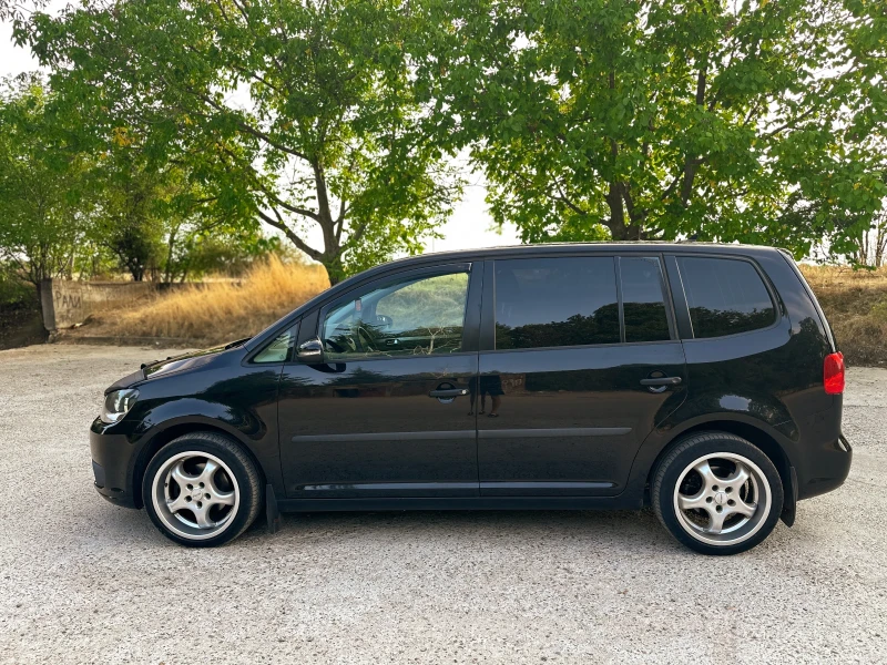 VW Touran ОБСЛУЖЕНА 100%, Всичко платено, снимка 3 - Автомобили и джипове - 52331515
