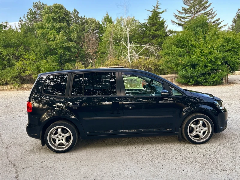 VW Touran ОБСЛУЖЕНА 100%, Всичко платено, снимка 4 - Автомобили и джипове - 52331515