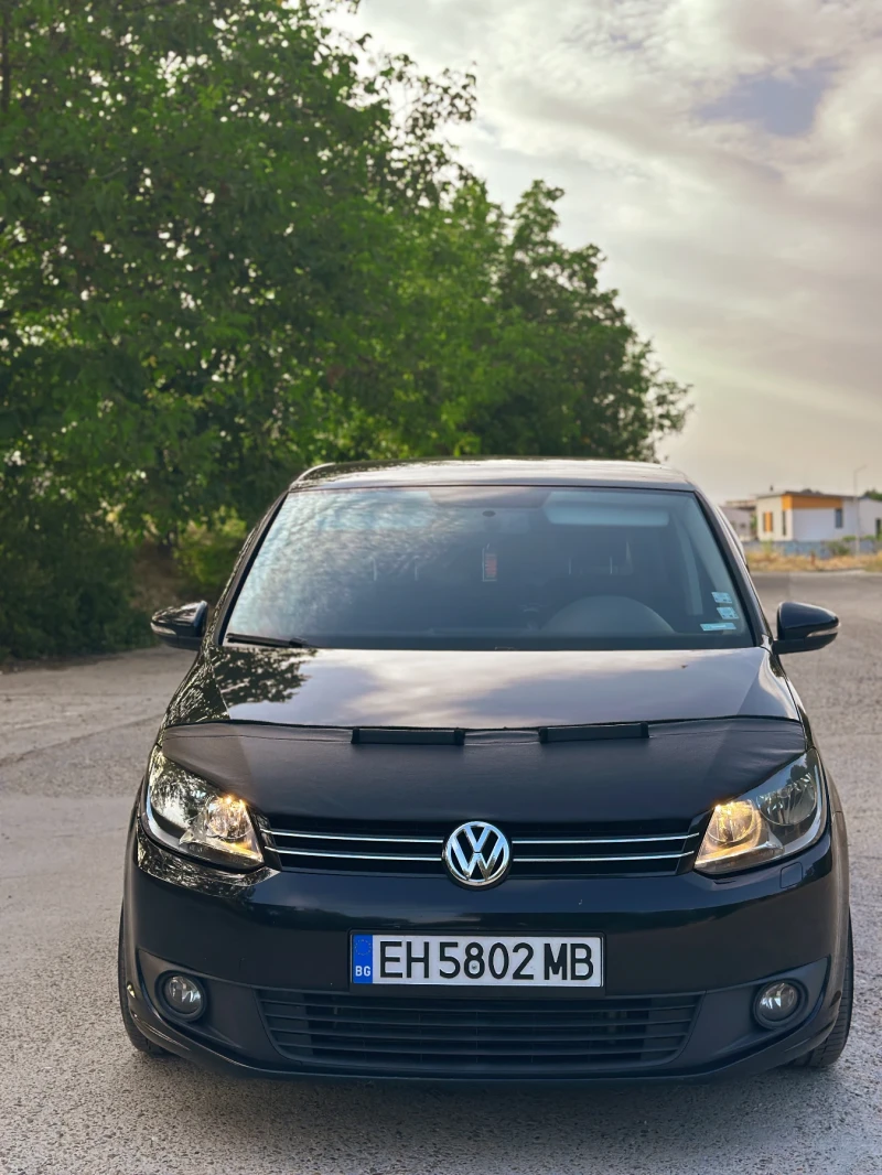 VW Touran ОБСЛУЖЕНА 100%, Всичко платено, снимка 2 - Автомобили и джипове - 52331515
