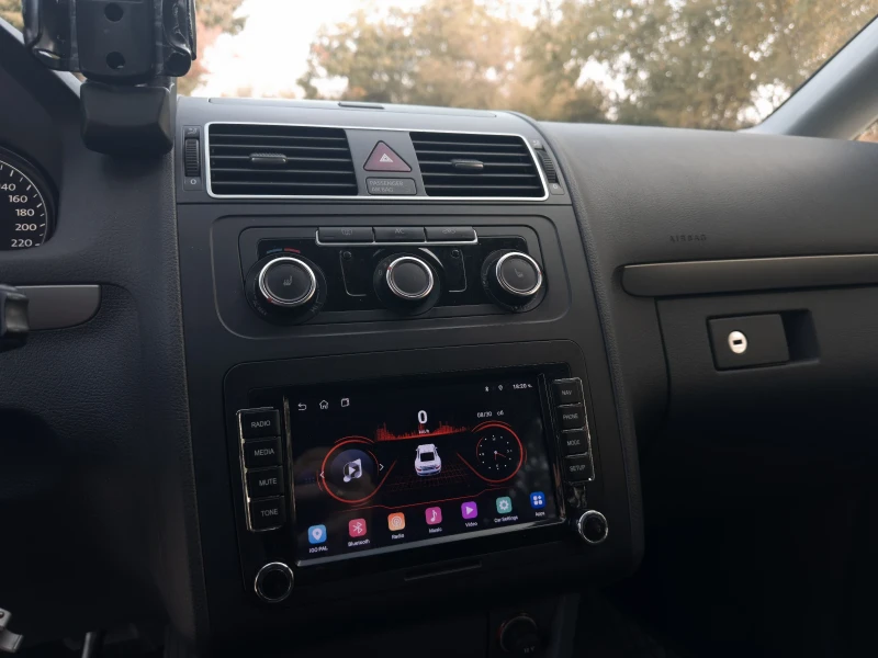 VW Touran ОБСЛУЖЕНА 100%, Всичко платено, снимка 9 - Автомобили и джипове - 52331515