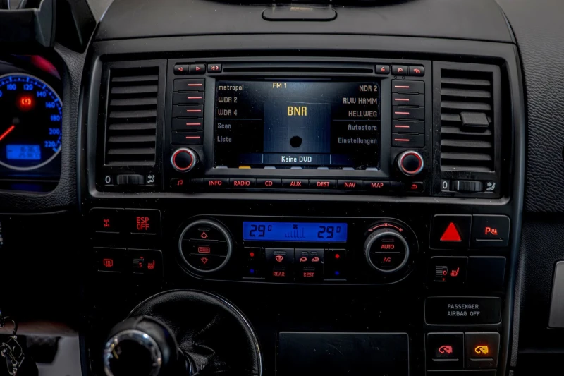 VW Multivan 2.5TDI/4Motion/Highline/Ксенон/Навигация/Подгрев/А, снимка 11 - Автомобили и джипове - 53472287