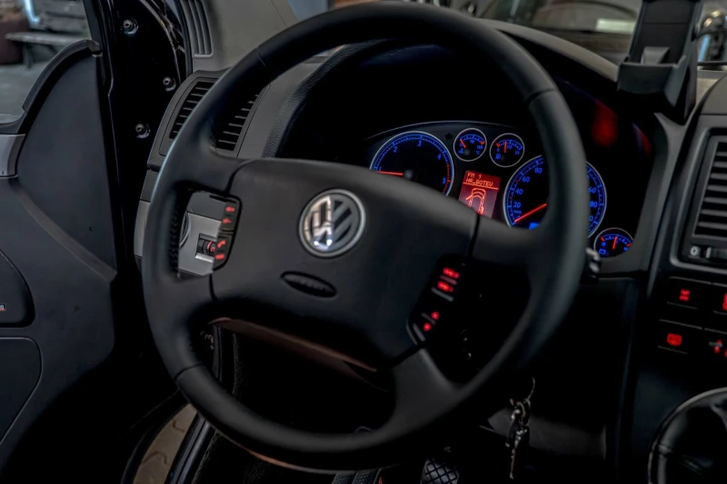 VW Multivan 2.5TDI/4Motion/Highline/Ксенон/Навигация/Подгрев/А, снимка 12 - Автомобили и джипове - 53472287