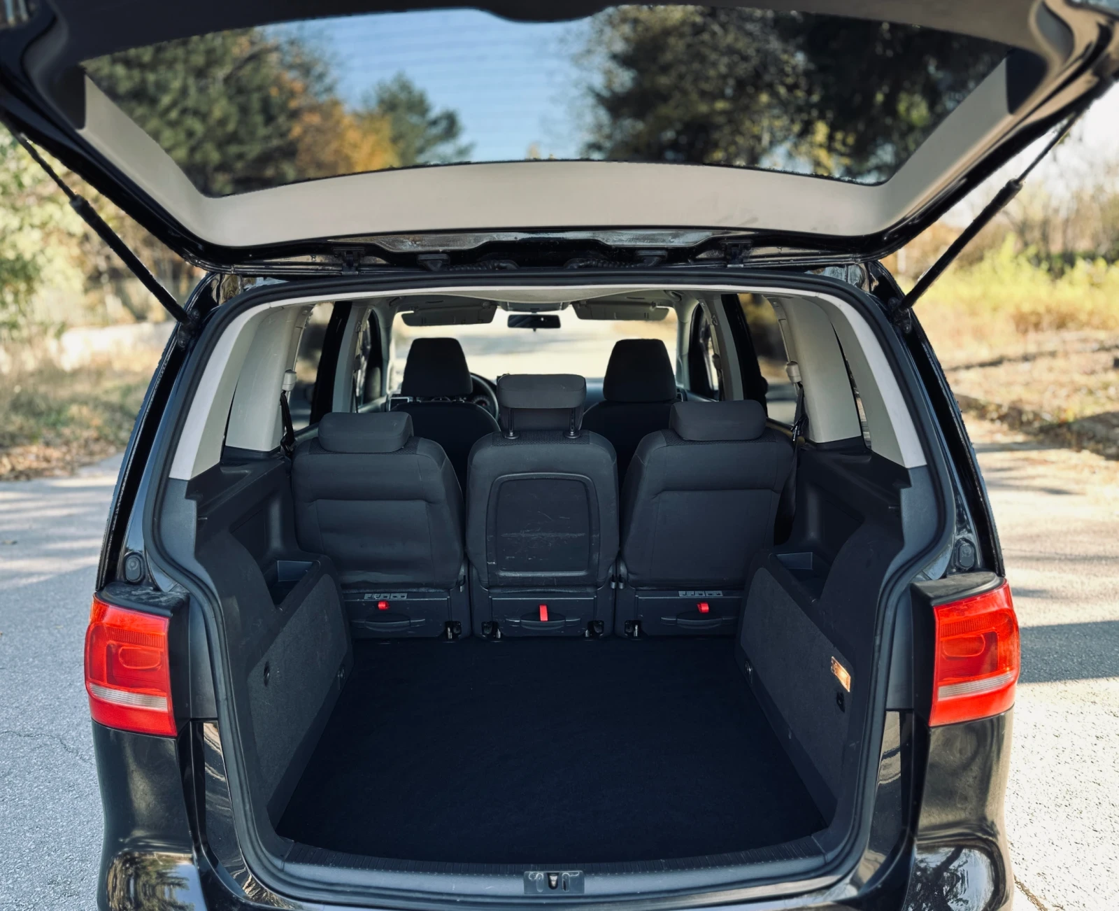 VW Touran ОБСЛУЖЕНА 100%, Всичко платено - изображение 9