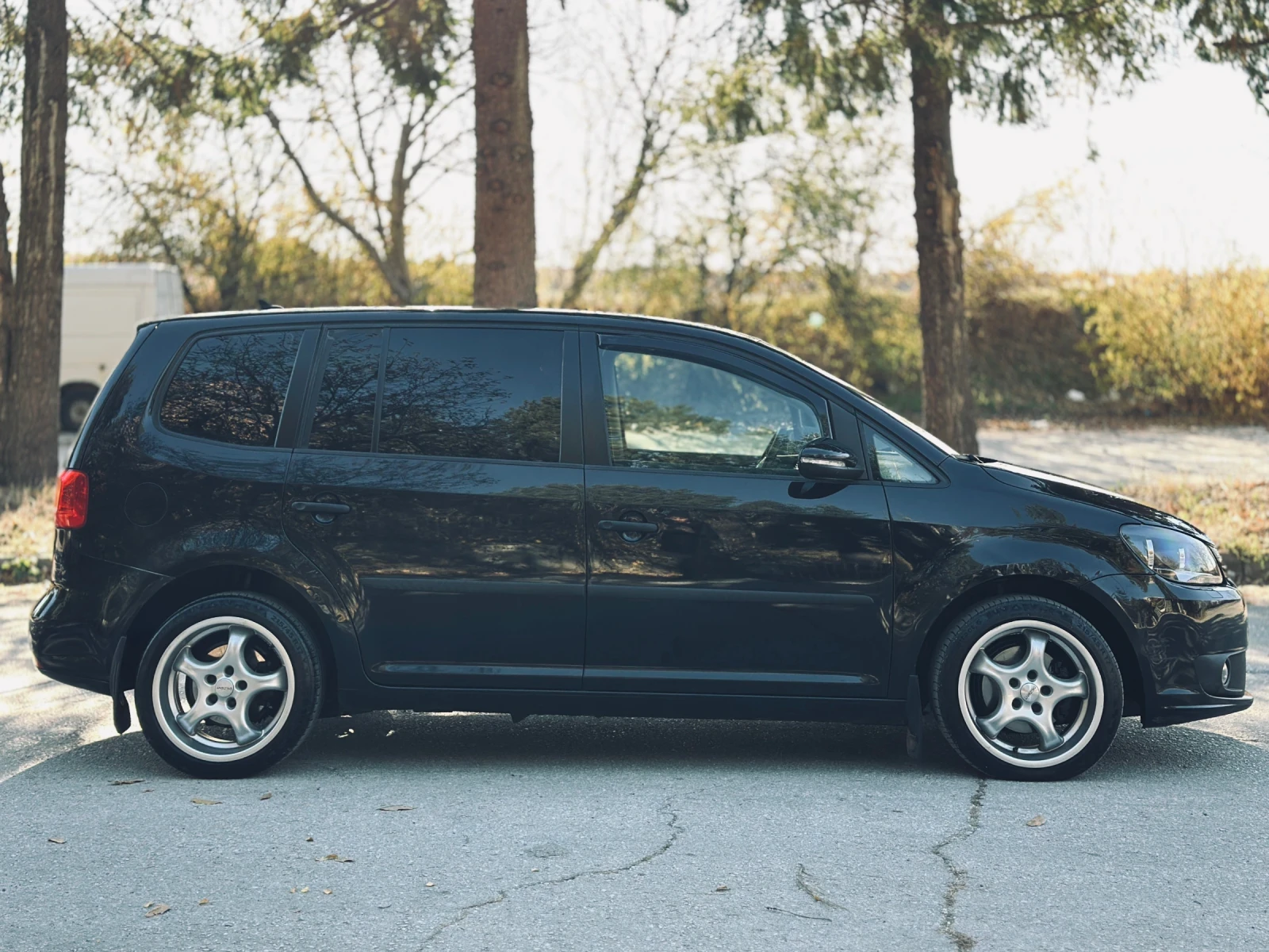 VW Touran ОБСЛУЖЕНА 100%, Всичко платено - изображение 7