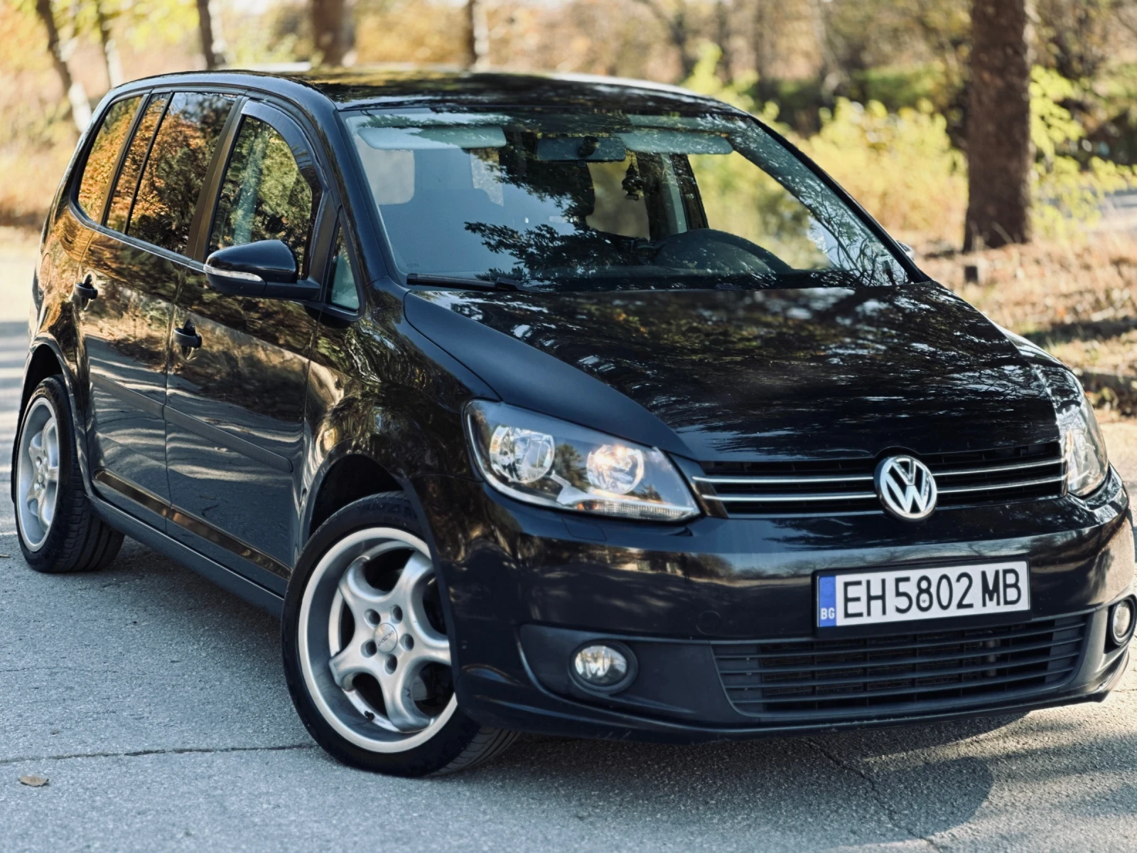 VW Touran ОБСЛУЖЕНА 100%, Всичко платено - изображение 2