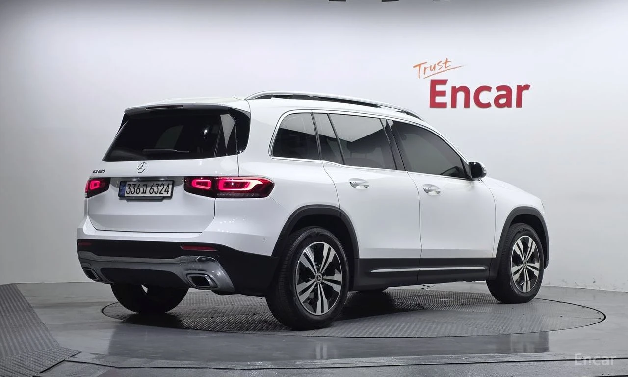Mercedes-Benz GLB 220 ПОДГРЕВ* ДИСТРОНИК* ПАНОРАМА* АМБИЕНТНО* LANE* ASS, снимка 2 - Автомобили и джипове - 54427618