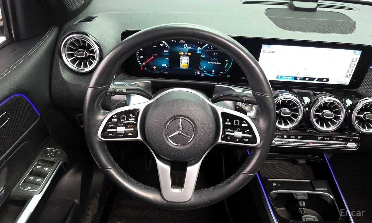 Mercedes-Benz GLB 220 ПОДГРЕВ* ДИСТРОНИК* ПАНОРАМА* АМБИЕНТНО* LANE* ASS, снимка 8 - Автомобили и джипове - 54427618