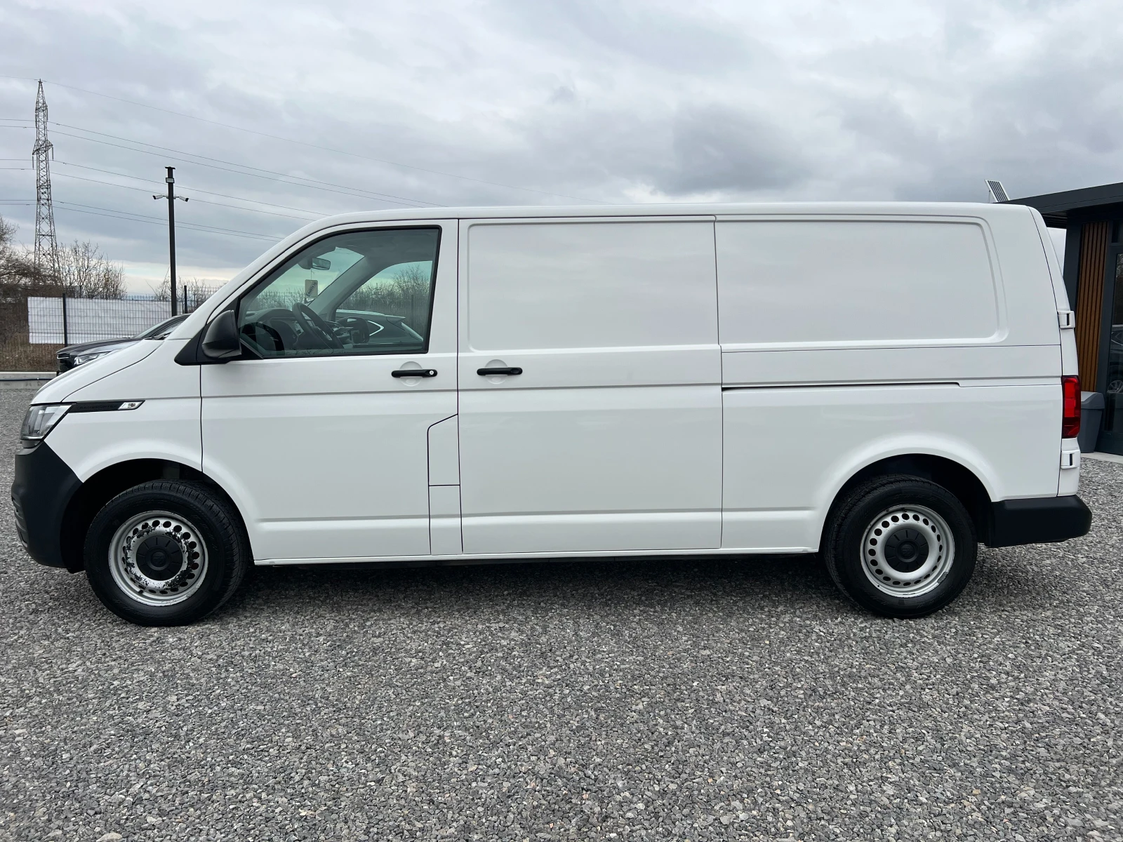 VW Transporter 2.0TDI ДЪЛГА БАЗА/ДВЕ СТРАНИЧНИ ВРАТИ/196569км./, снимка 2 - Бусове и автобуси - 53955890