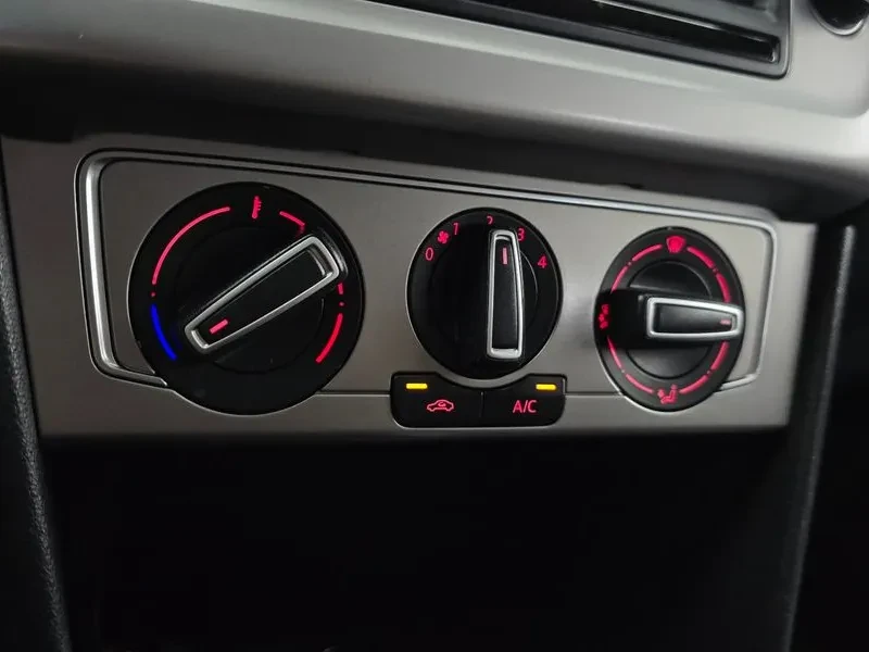 VW Polo 1.4 Tdi R-Line 5Th Generation, снимка 17 - Автомобили и джипове - 55111055