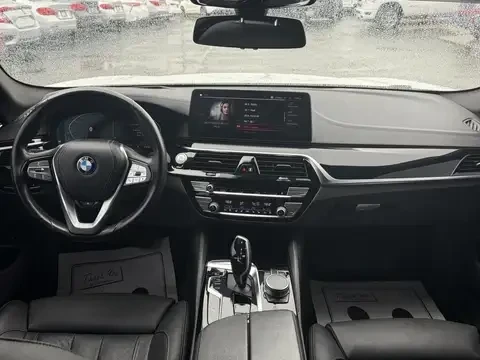 BMW 530 M-Pack* X-Drive* Distronic* Обдухване* Laser, снимка 9 - Автомобили и джипове - 55177745