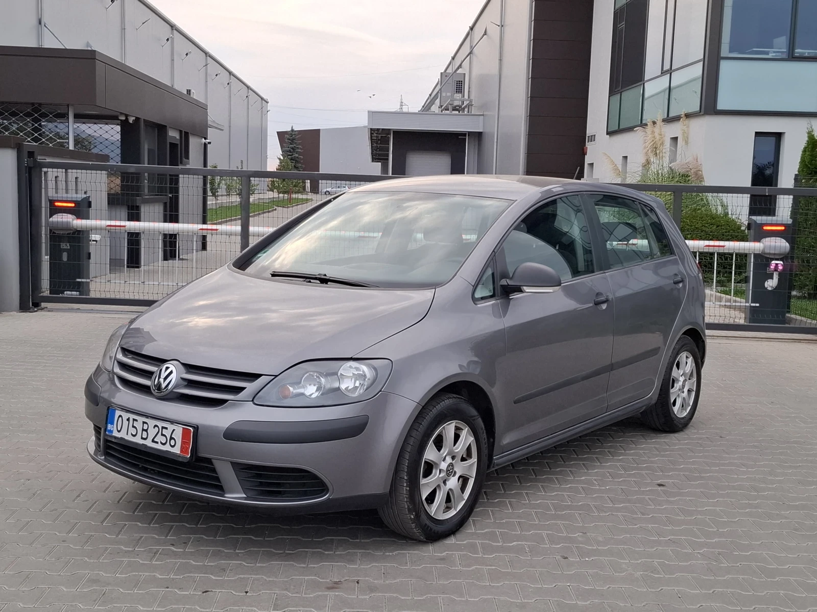 VW Golf Plus 1.4i* (75кс)* * FACELIFT* * НОВ ВНОС* *  - изображение 4