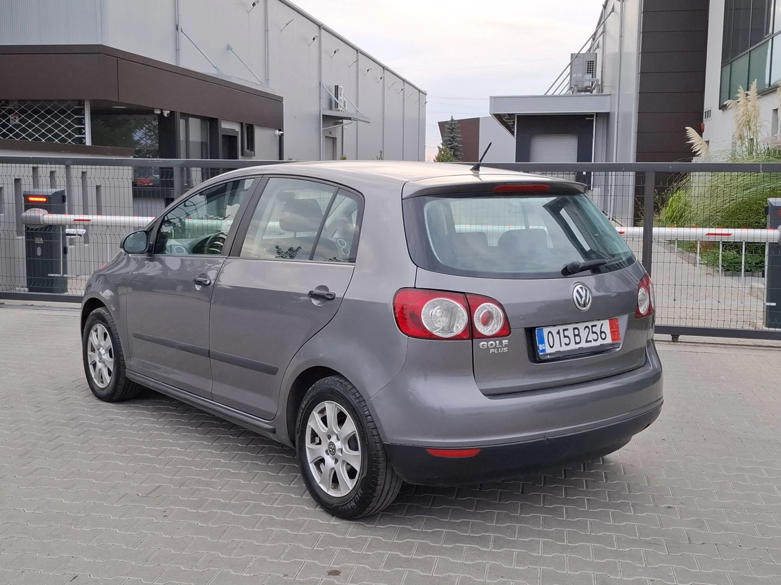 VW Golf Plus 1.4i* (75кс)* * FACELIFT* * НОВ ВНОС* *  - изображение 7
