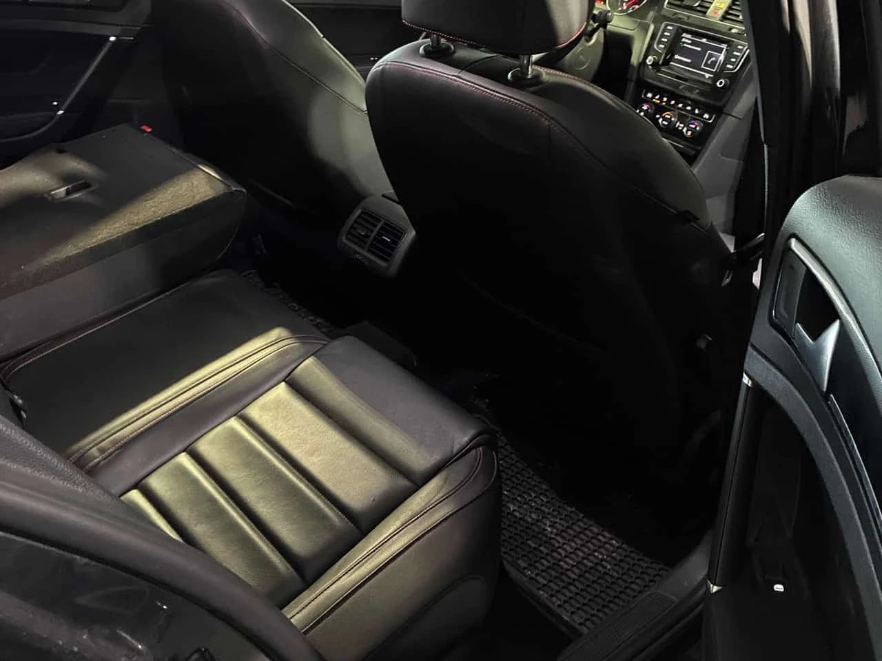 VW Golf GTI/Performance/Гуми+ Джанти/Кожа/Панорама/Подгрев, снимка 11 - Автомобили и джипове - 53880781